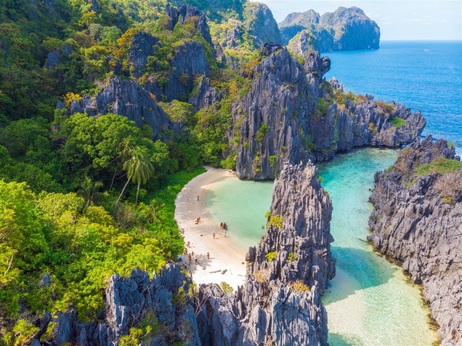 El Nido - Blick auf die Strand- Insel Palawan